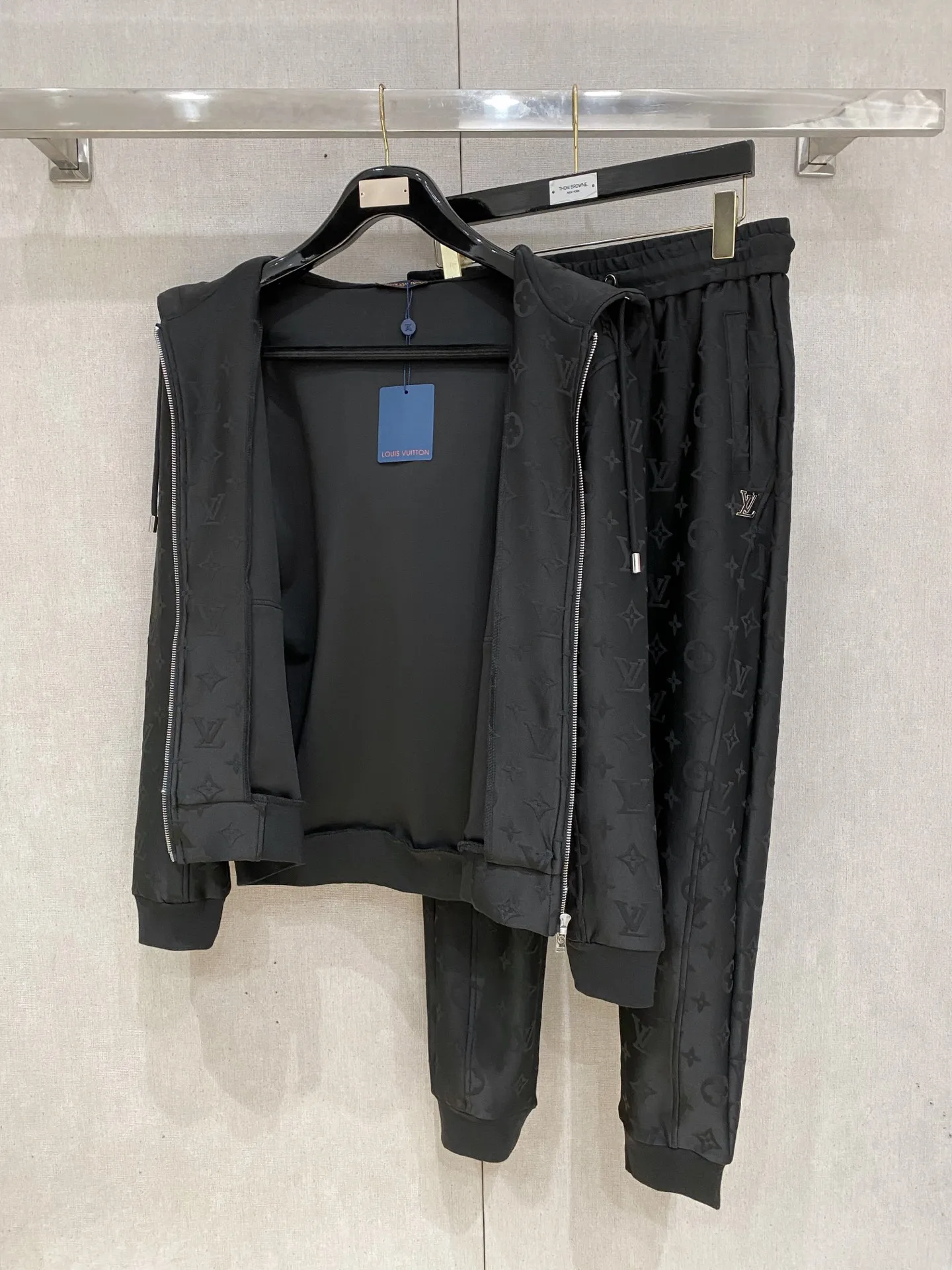 🅿️720 LV hot-selling suit is coming. Focus on the original version of the official website. 2025 new hot-selling cardigan suit. The original order is the best. 🇭🇰The meticulous work of top designers. It has a fitting and perfect upper body effect. All-natural high-quality Tencel Roman cotton 100%, close-fitting comfort, noble and elegant! Original hardware embodies elegance and nobility! Counter size: M-3XL (maximum wear up to 190 pounds)